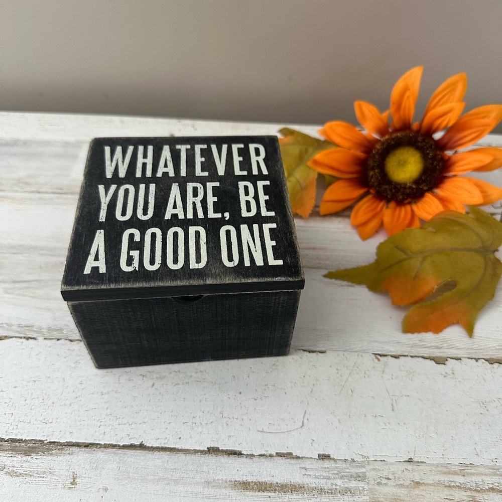 Small storage box